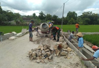 Gotong-royong bangun saluran irigasi desa binaan