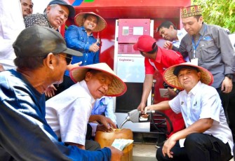 MenkopUKM Teten Masduki saat peresmian SPBU Nelayan di Aceh, Minggu (14/5)