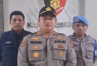 Kapolsek Kalideres AKP Syafri Wasdar saat memberikan keterangan pers