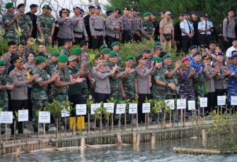 Tanam mangrove serentak wilayah Kodam IX/Udayana, Senin (15/5)