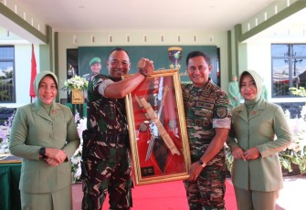 Pangdam XII/Tpr Mayjen TNI Iwan Setiawan saat menerima cenderamata, Senin (15/5)