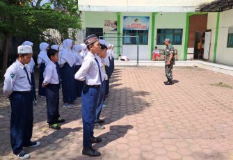 Latih siswa Peraturan Baris Berbaris wilayah desa binaan 