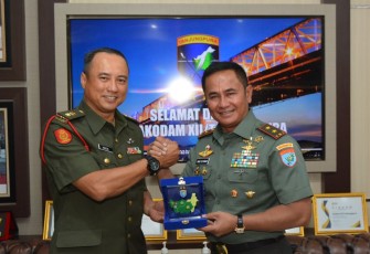 Pangdam XII/Tpr Mayjen TNI Iwan Setiawan saat menerima cenderamata 