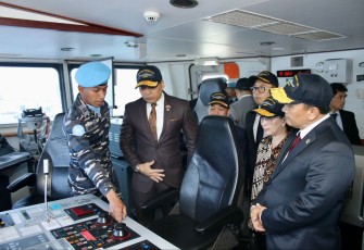 Delegasi BKSAP DPR RI saat menerima pemaparan alutsista KRI Frans Kaisiepo-368 di Lebanon