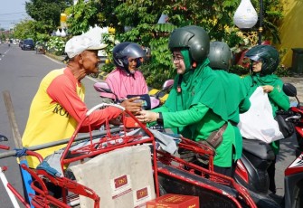 Persit KCK Koorcab Rem 081 Bantu Abang Becak