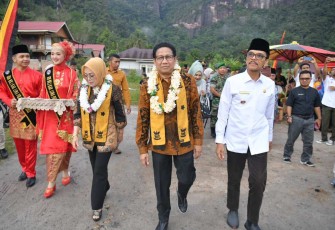 Mendes PDTT Abdul Halim Iskandar didampingi Istri Lilik Umi Nasriyah , Bupati Lima Puluh Kota Safaruddin Dt. Bandaro Rajo ,Rektor UNP Prof.Genefri menghadiri dan meresmikan Objek Wisata di Desa/Nagari Harau yang Merupakan dana Dari Kemendes.Harau, Sumbar,Jumat, (19/5/2023) 