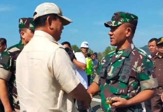 Danrem 081/DSJ Kolonel Inf H. Sugiyono menyambut Menhan Prabowo Subianto di Pacitan, Sabtu (20/5)