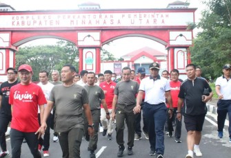 Danlanudal Manado Letkol Laut (P) Tatang Yanuar Ristanto saat olahraga bersama 
