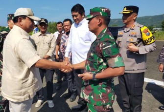 Dandim 0801/Pacitan Letkol Inf Roliyanto saat menyambut Menhan Prabowo Subianto di Pacitan 