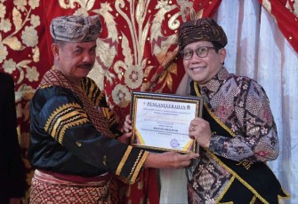 Mendes PDTT Abdul Halim Iskandar saat menerima Gelar Sutan Khalifah dari Warga Minangkabau, Sabtu (20/5)