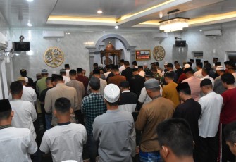 Shalat subuh berjamaah di Masjid Al Bihar Korem 022/KS