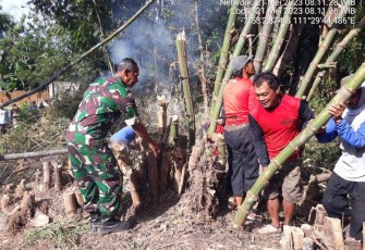 Kerja bakti bersama warga binaan bersihkan makam