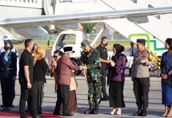 Pangdam IX Udayana Mayjen TNI Sonny Aprianto saat menyambut Wapres Ma'ruf Amin 