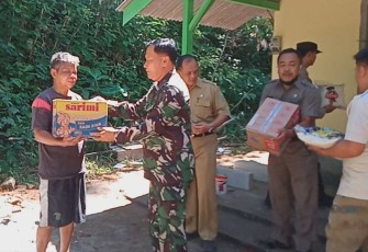 Danramil 0806/13 Dongko saat memberikan bantuan sembako
