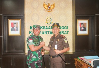 Pangdam XII/Tpr Mayjen TNI Iwan Setiawan bersama Kajati Kalbar 