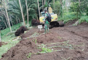 Terpantau personil satgas TMMD Kodim 1310/Bitung saat memasang patok capaian pekerjaan