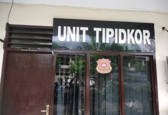 Saat pemeriksaan Dirtek PD Bangun Bitung sedang berlanjut di dalam ruangan Tipidkor Polres Bitung