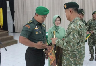 Danmenarmed 2 Kostrad Kolonel Arm Joko Setiyo Kurniawan saat melepas prajurit terbaiknya pindah satuan