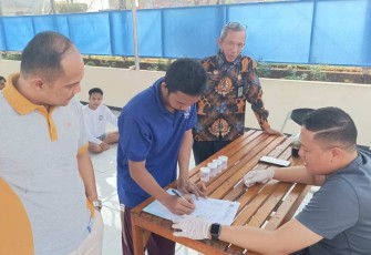 Tes urine warga binaan lapas Cilegon 