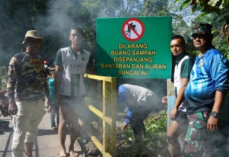 Kompi A Yon Tarlat III Elang Latsitardanus Bersama Masyarakat Bersihkan Aliran Sungai Batang Mauh