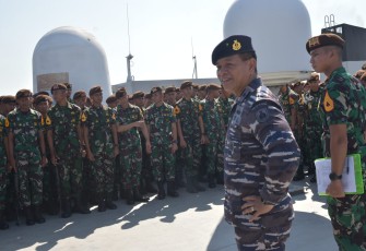 Wadan Kodiklatal Laksma TNI Dato' Rusman saat pelepasan taruna AAL