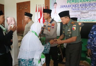 Dandim 0803/Madiun Letkol Inf Meina Helmi saat melepas jamaah haji 