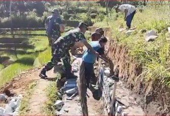 Gotong royong bangun talud di desa binaan