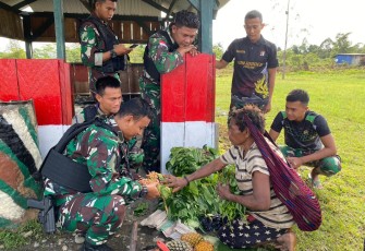 Bantu warga, satgas beli hasil bumi warga