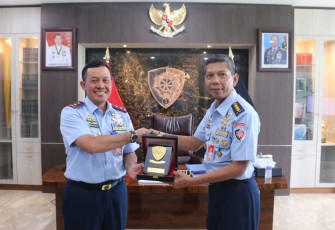 Pangkoopsud I Marsda TNI Bambang Gunarto saat memberikan cenderamata 