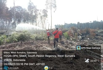 Tim gabungan sedang melakukan pemadaman kebakaran lahan di Kabupaten Pesisir Selatan, Provinsi Sumatra Barat, Selasa (30/5)