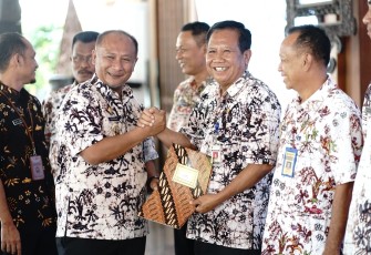 Pj Bupati Pati menyerahkan SK Pensiun secara simbolis