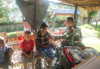 Pelayanan kesehatan untuk warga dari satgas Yonif R 200/BN