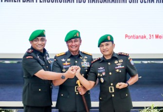Pangdam XII/Tpr Mayjen TNI Iwan Setiawan foto bersama usai sertijab 