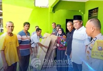 Wakil Bupati Labuhanbatu saat Sambangi Korban Angin Puting Beliung di Bandar Gula