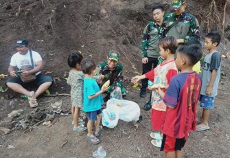 Dansatgas TMMD Bagikan Senak Pada Anak-anak 