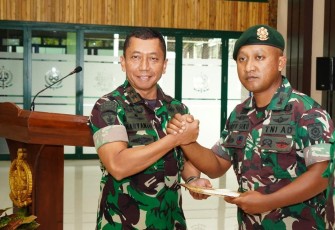 Pangdivif 2 Kostrad Mayjen TNI Haryanto saat memberikan penghargaan prestasi untuk Kapten Arh Bayu Sekti Wichaksono 