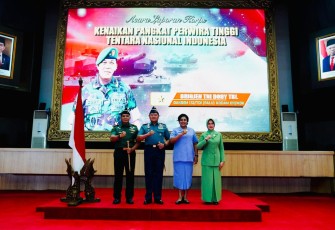 Brigjen TNI Dody Triwinarto foto bersama Panglima TNI Laksamana Yudo Margono 