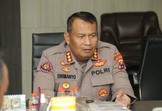 Kabid Humas Polda Jatim Kombes Dirmanto saat memberikan keterangan pers 