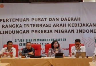 Direktur Sinkronisasi Urusan Pemerintahan Daerah Zanariah saat memberikan sosialisasi 