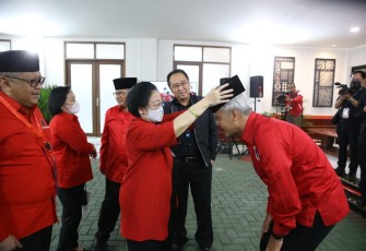 Momen Bu Mega merapikan kopiah Ganjar Pranowo 