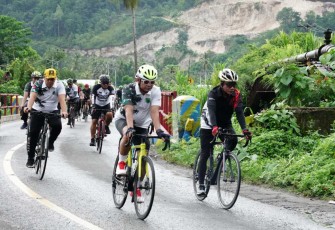 Pangdam Kasuari Mayjen TNI Gabriel Lema gowes bersama prajuritnya 
