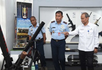 Wadan Koharmatau Marsma TNI Joseph Rizki Prabowo saat menerima pemaparan Dirut PT Pindad Abraham Mose