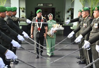 Tradisi pedang pora melepas Brigjen TNI Dody Triwinarto 