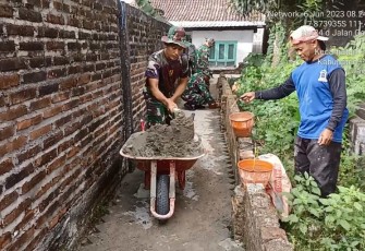 Pasang paving jalan bersama warga binaan