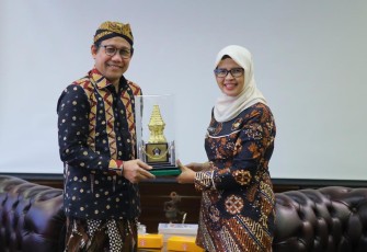 Menteri Desa PDT dan Transmigrasi Abdul Halim Iskandar Menerima Audiensi Bupati Blitar Rini Syarifah Rabu 07/06/23