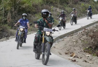 Danrem 081/DSJ Kolonel Inf H. Sugiyono tinjau hasil TMMD pakai motor trail 