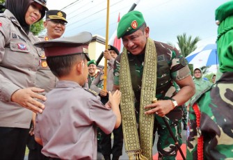 Pangdam XII/Tpr Mayjen TNI Iwan Setiawan saat disambut Pocil saat kunjungan ke Polres Sambas