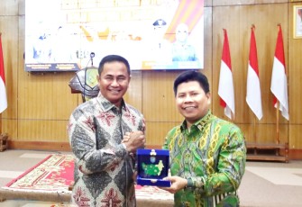 Pangdam XII/Tpr Mayjen TNI Iwan Setiawan menerima cenderamata 