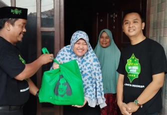 Tim Filantropi saat Sebar Bantuan Paket Sembako
