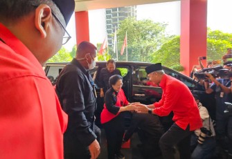 Ganjar Pranowo saat menyambut kedatangan Megawati Soekarnoputri 